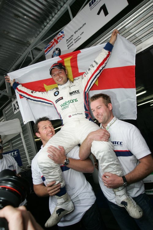 Andy Priaulx houdt de vlag van Guensey omhoog na het winnen van zijn tweede titel